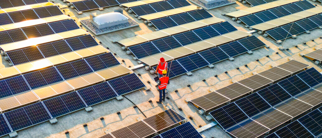 Photovoltaikanlage auf einem Gewerbedach mit Solarmodulen zur nachhaltigen Stromerzeugung