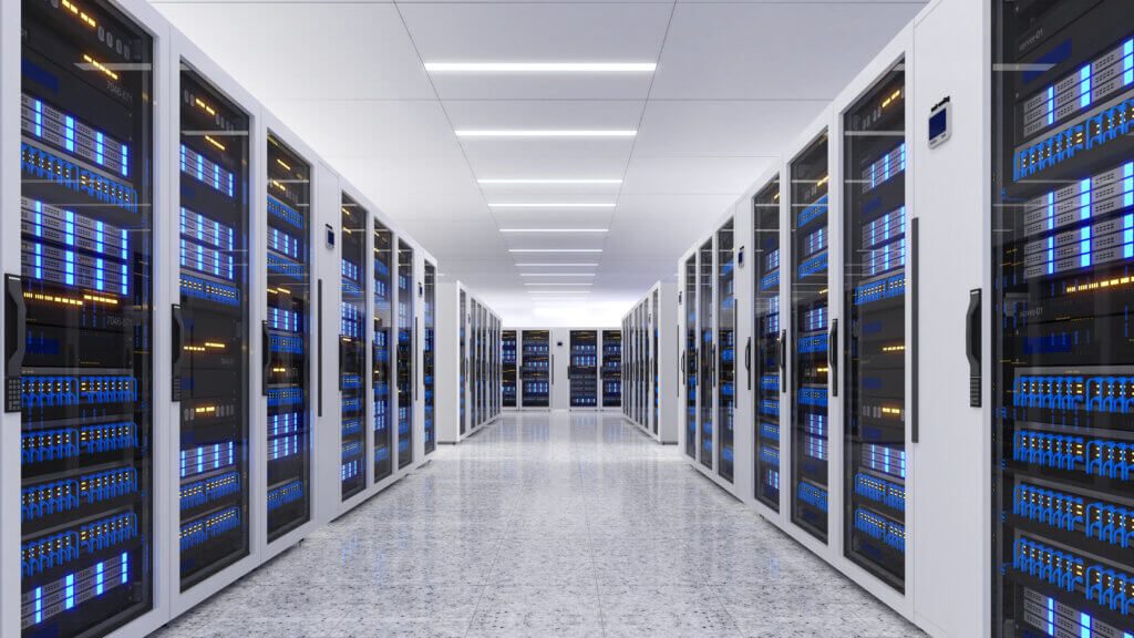 Innenansicht eines modernen Rechenzentrums mit langen Reihen von Serverschränken, blau leuchtenden Servern und einem hell beleuchteten Mittelgang.