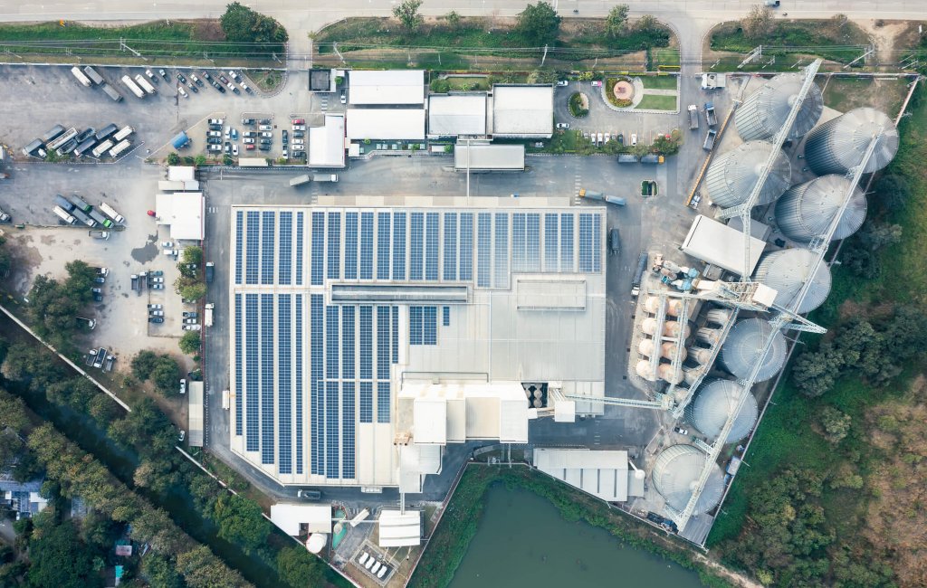 Industriegebäude mit großflächiger Photovoltaikanlage auf dem Dach