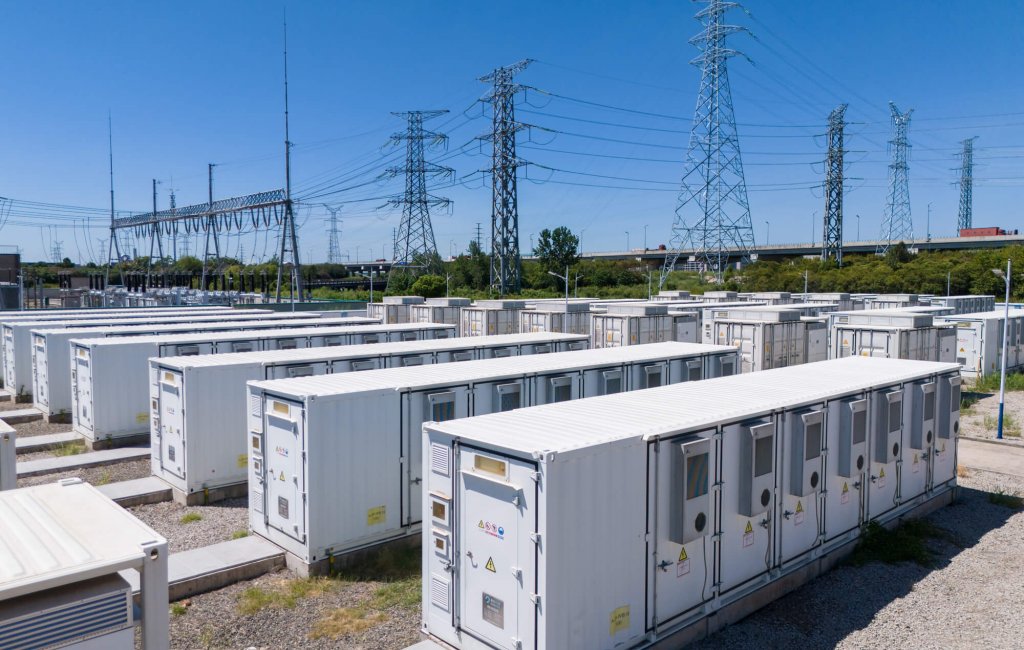 Batteriespeicher-Container auf einem Industriegelände mit Strommasten
